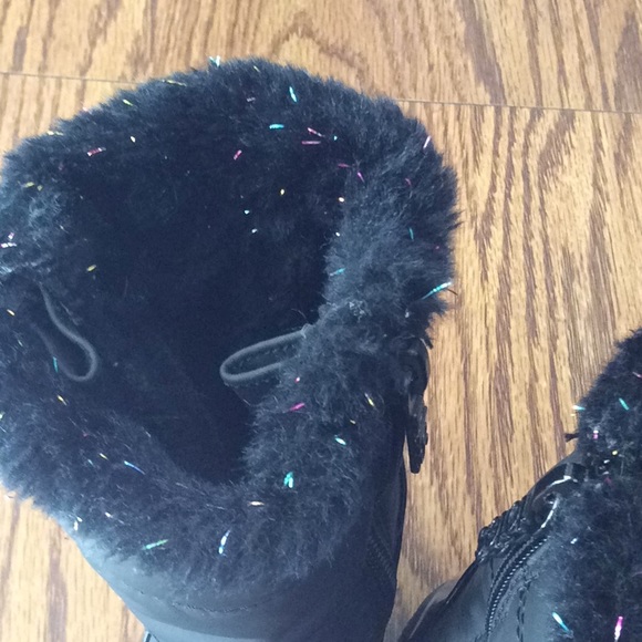 Little girl like brand new snow boot - Picture 6 of 8